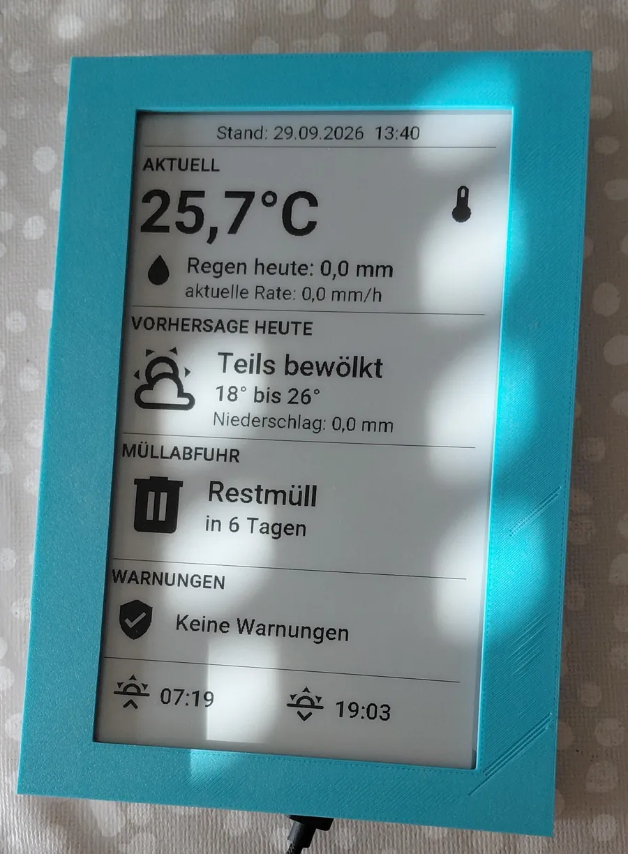 Das fertige E-Paper-Infodisplay im 3D-gedruckten Rahmen
