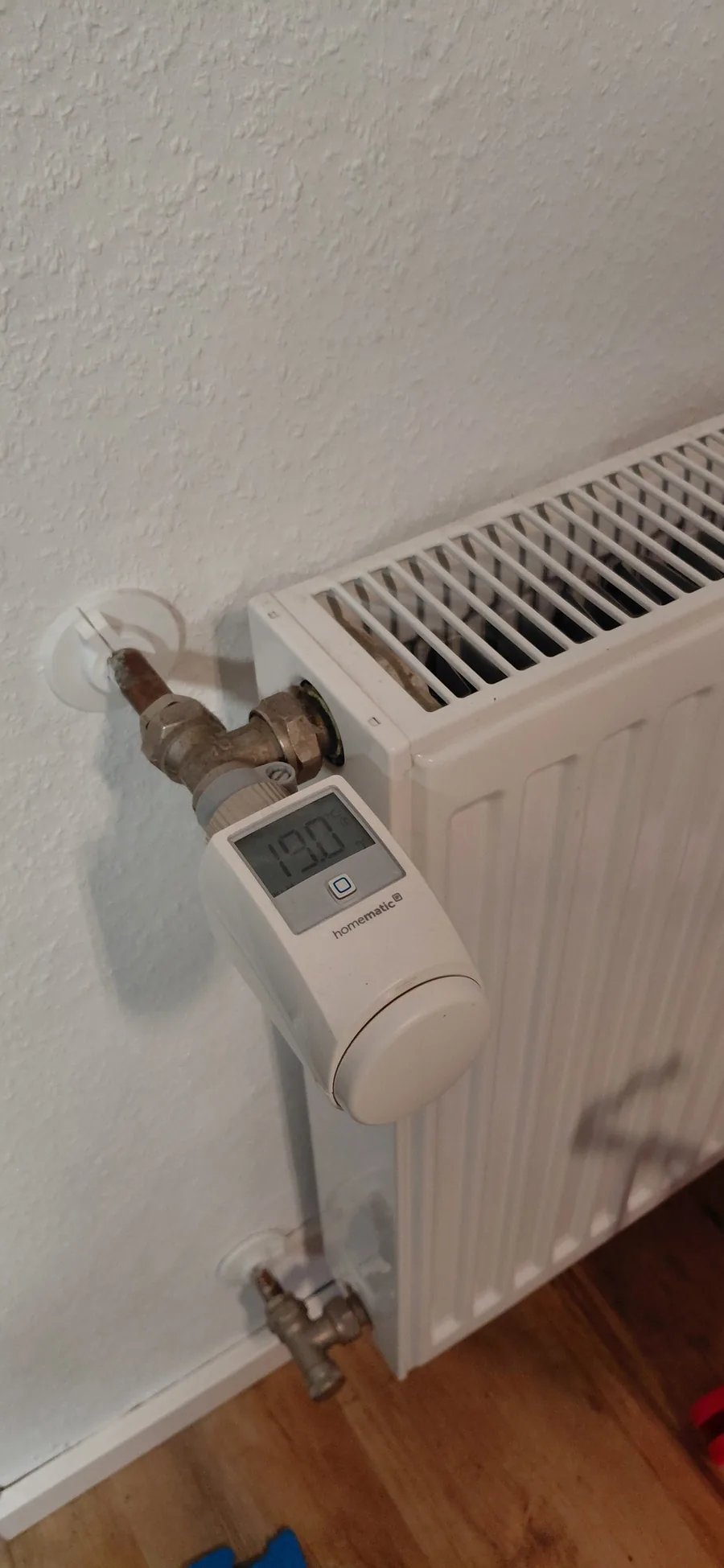 Homematic IP Heizkörperthermostat am Heizkörper im Wohnzimmer