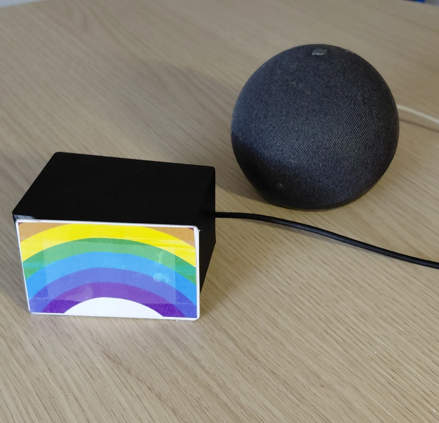 Die selbstgebaute Toniebox mit Regenbogen-Karte neben einem Echo Dot